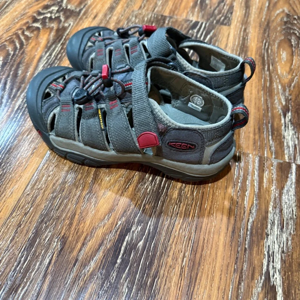 Keen Newport H2 Kids Size 2 Gray Red Waterproof Sport Sandals Shoes 34 EU